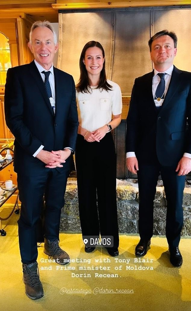 Die ehemalige finnische Premierministerin Sanna Marin hat heute auf Instagram ein Foto von sich im Schweizer Ferienort Davos mit Tony Blair und Dorin Recean, der Premierministerin von Moldawien, geteilt