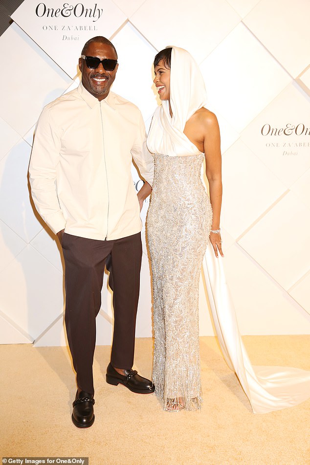 Das Model zeigte in einem silbernen, paillettenbesetzten Kleid einen umwerfenden Auftritt, als sie ihren eleganten Ehemann zu der Veranstaltung begleitete