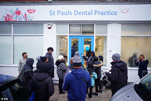Die Polizei musste sogar einige Patienten abweisen.  Im Bild: Patienten vor der Zahnarztpraxis St. Pauls am Mittwoch
