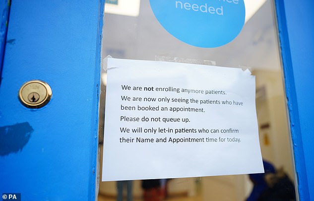 Doch nach zwei Tagen voller Schlangenlinien wurden potenzielle Patienten mit einem Schild an der Tür begrüßt, auf dem stand: „Wir nehmen keine weiteren Patienten auf.“  Im Bild das Schild vor der Zahnarztpraxis St. Pauls am Mittwochmorgen