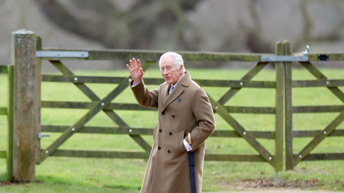 König Charles winkt beim Spaziergang am Sandringham House 