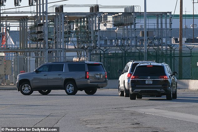 Swifts Wagenkolonne aus SUVs fuhr vom Terminal ab, um sie zu ihrem Haus in LA zu begleiten