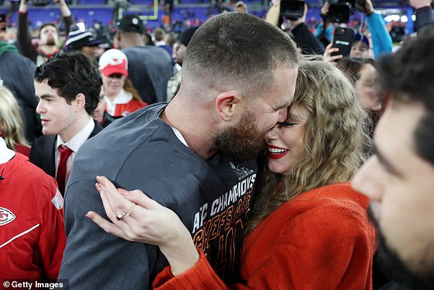 Kelce und Swift küssen sich auf dem Feld in Baltimore nach dem AFC-Meisterschaftssieg der Chiefs