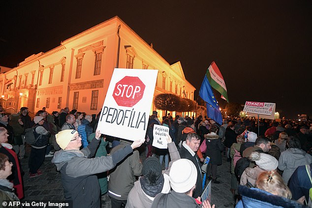 Demonstranten mit Plakaten nehmen an einer Kundgebung in Budapest vor dem Präsidentenamt teil