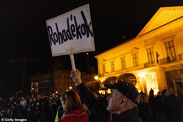 Ein Demonstrant wurde mit einem Schild gesehen, auf dem auf Ungarisch stand: „Bastard“