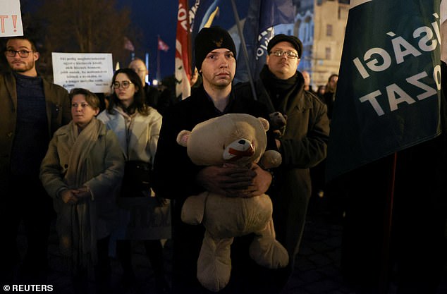 Ein Mann hält einen Teddybär während einer Protestkundgebung, um den Rücktritt der ungarischen Präsidentin Katalin Novak zu fordern