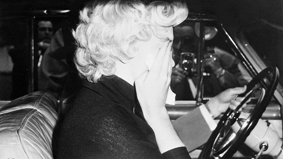 Marilyn Monroe weint