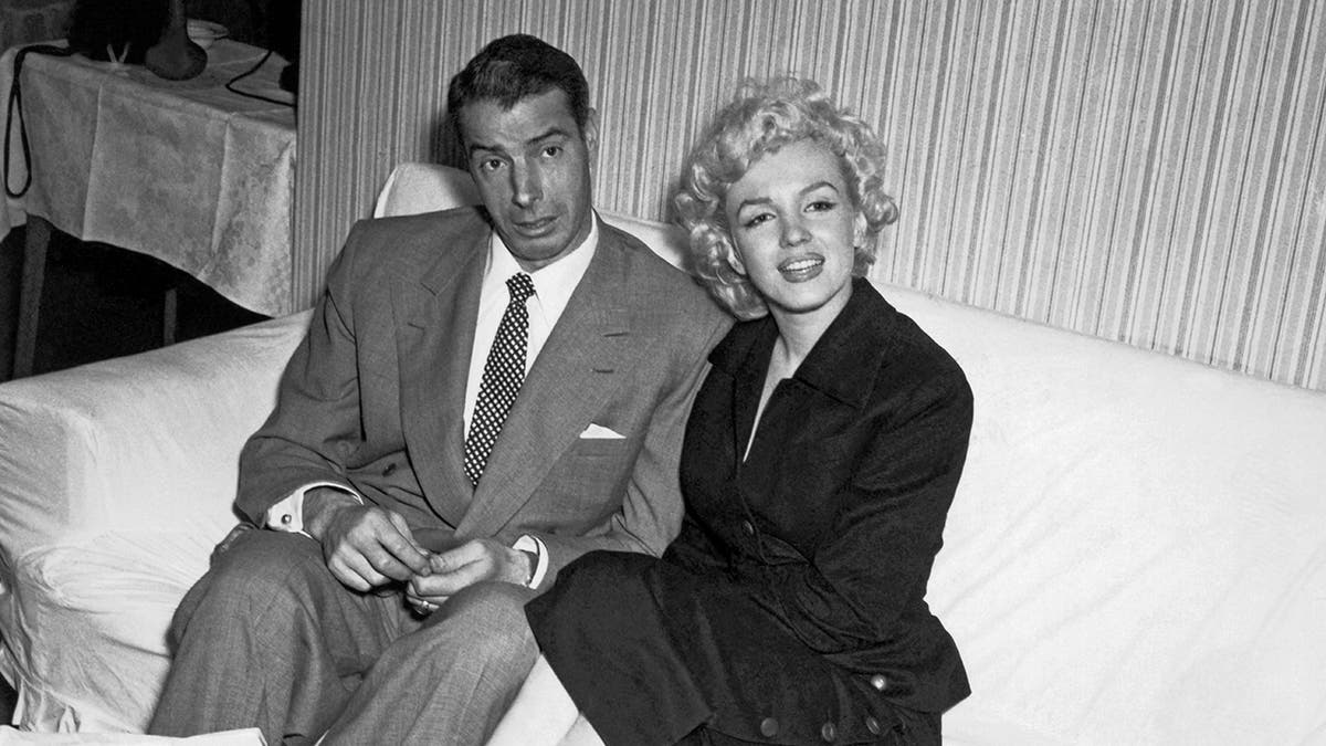 Marilyn Monroe und Joe DiMaggio sitzen nebeneinander