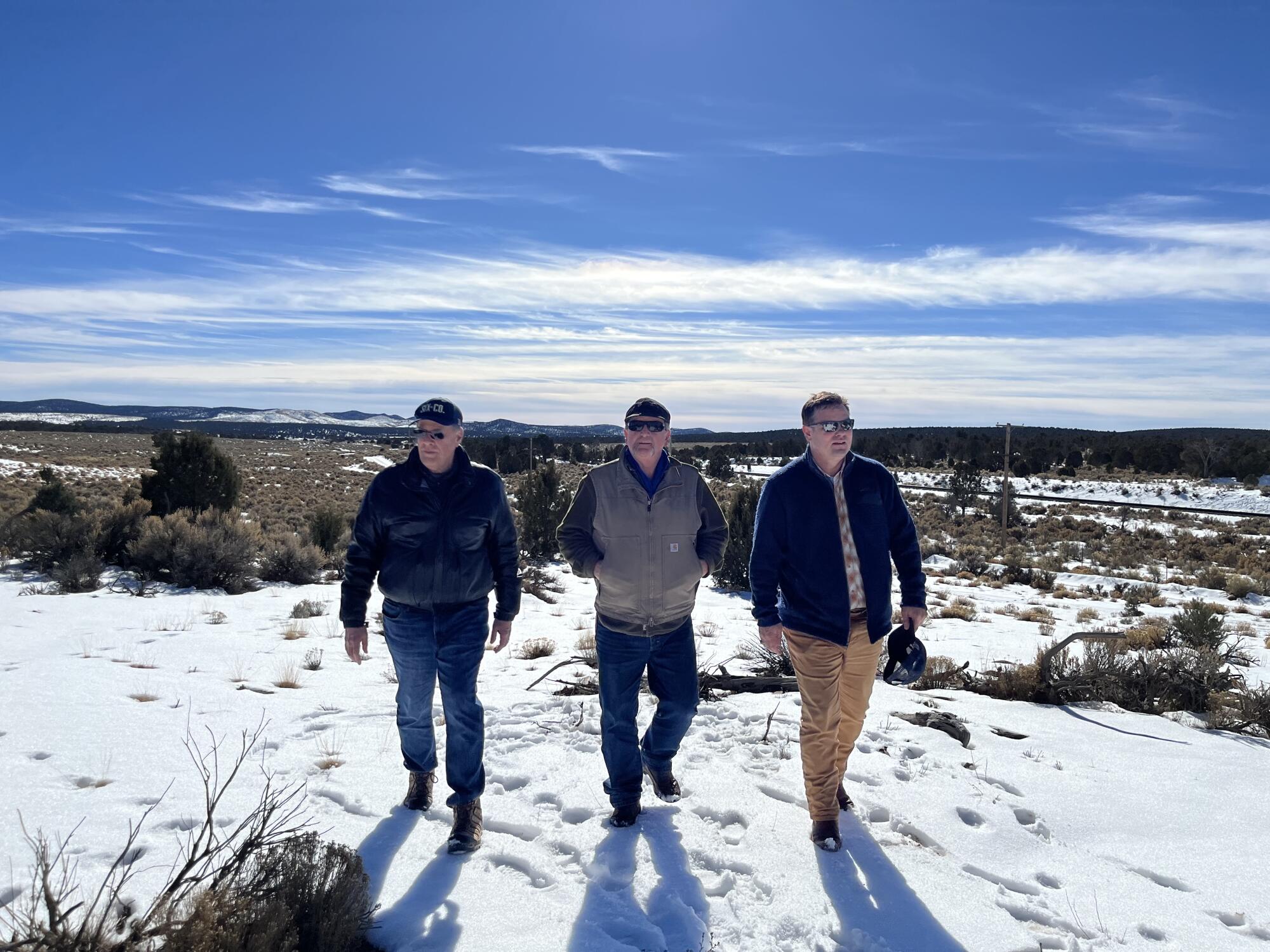 Drei Männer gehen auf dem geplanten Biokraftstoff-Projektgelände spazieren, das von 1,3 Millionen Hektar Pinyon-Wacholder-Wald umgeben ist