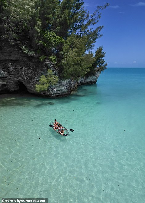 Das Paar ist hier in einem transparenten Kanu zu sehen und genießt das azurblaue Wasser von Spanish Point, Bermuda