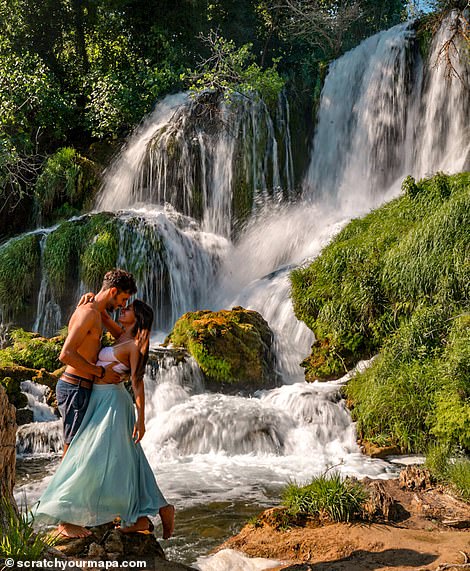 Auf diesem atemberaubenden Bild stehen Danni und Fede vor dem Kravica-Wasserfall in Bosnien und Herzegowina