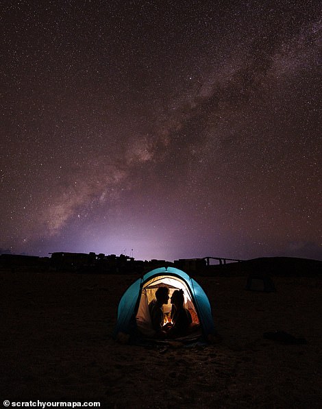 Eine sternenklare Nacht in Sokotra, in der das Paar behauptet: „Der Himmel ist immer voller Sterne“ und es gibt „einzigartige Landschaften, die man anderswo nicht finden kann“.