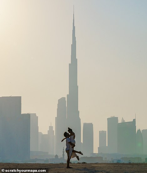 Der beeindruckende Burj Khalifa befindet sich in der Mitte des linken Fotos.  Mit einer Höhe von 830 m (2.723 Fuß) ist es das höchste Bauwerk der Welt und eine der beliebtesten Attraktionen Dubais