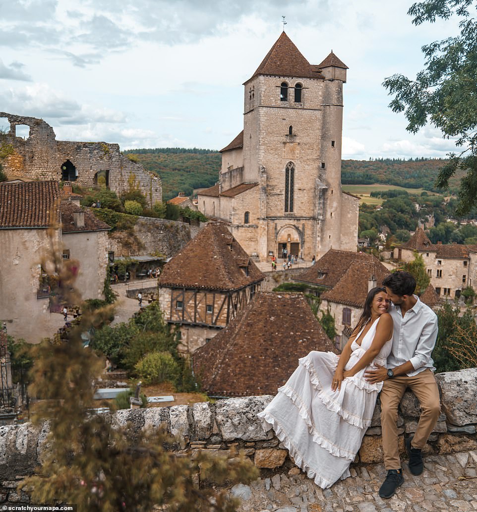Die beiden sind hier im „Märchendorf“ Saint-Cirq-Lapopie abgebildet.  In ihrem Instagram-Post zu diesem Bild sagen sie: „Es ist vielleicht eine der süßesten Städte in ganz Frankreich.“
