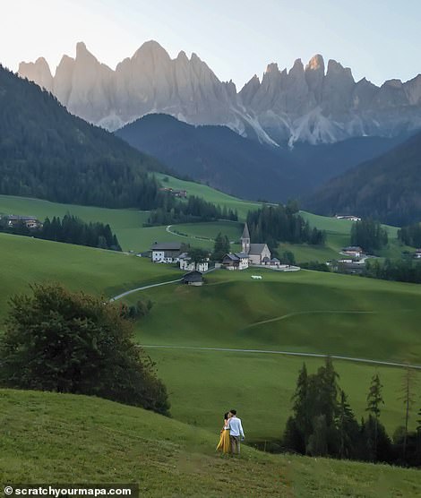 Dieses Bild fängt das atemberaubende Grün des Val di Funes ein, einem Tal in Südtirol, Italien