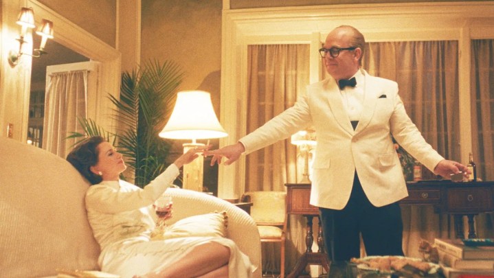 In Feud: Capote vs. the Swans nimmt ein Mann die Hand einer Frau.