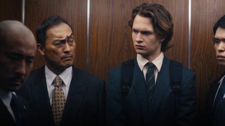Zwei Männer schauen sich im Aufzug in „Tokyo Vice“ an.