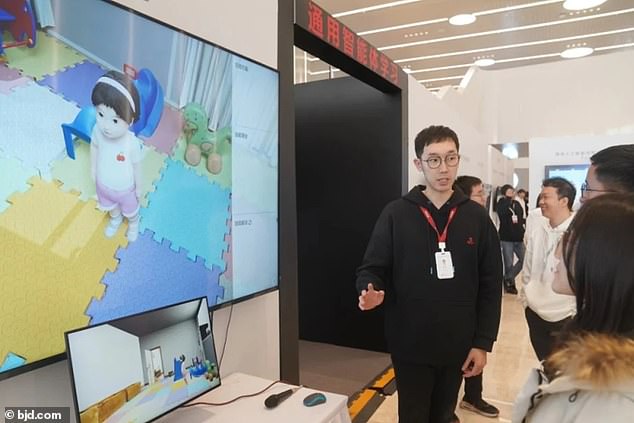 Das Beijing Institute for General Artificial Intelligence (BIGAI) stellte Tong Tong Ende Januar auf einer Ausstellung vor.  Besucher konnten mit Tong Tong interagieren, das dann auf Veränderungen in seiner virtuellen Umgebung reagierte