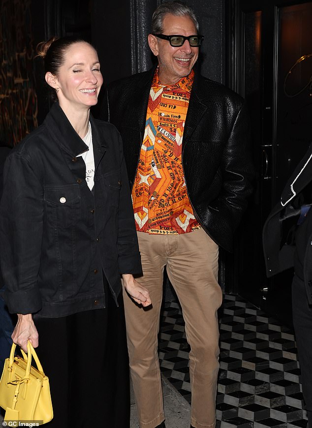 Goldblum, 71, wurde letzten Monat mit seiner Frau Emilie Livingston (links) in Los Angeles, Kalifornien, gesehen.