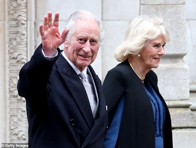 König Karl III. reist mit Königin Camilla ab, nachdem er am 29. Januar 2024 in London wegen einer vergrößerten Prostata in der London Clinic behandelt wurde