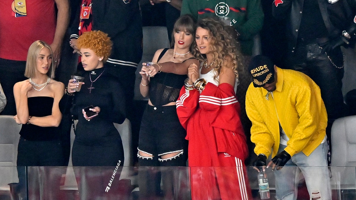 Ashley Avignone, von links, Ice Spice, Taylor Swift und Blake Lively auf der Tribüne beim Super Bowl LVIII