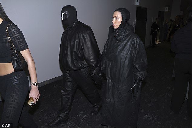 Kanye trug eine Kruzifixmaske von Alexander McQueen, eine schwarze Lederjacke und glänzende Lederhosen, während Bianca eine Jacke und ein glänzendes Kapuzenaccessoire trug
