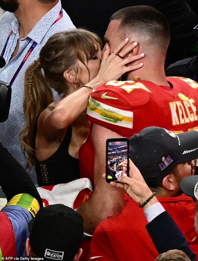 Sie küsste ihn leidenschaftlich, nachdem sein Team die San Francisco 49ers besiegt hatte