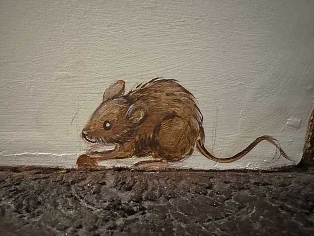 Eine der winzigen Mäuse, die an die Wände gemalt wurden – die Kinder lieben es, sie alle zu finden