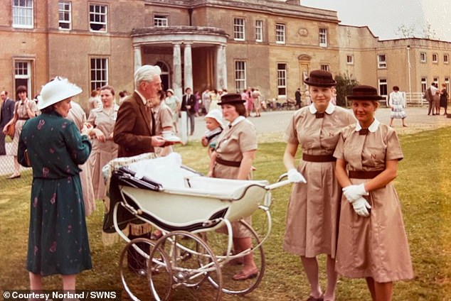 Einige der Kindermädchen, die in den 1980er Jahren auf dem Anwesen Denford Park in Berkshire abgebildet waren
