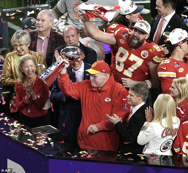 Auch der Cheftrainer der Kansas City Chiefs, Andy, spielte die Dinge herunter, als er den Comeback-Super-Bowl-Sieg des Teams feierte
