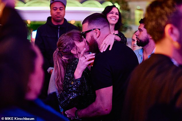 Kelce und Swift küssten sich zu ihrem Lied „Love Story“ auf der Sieges-Afterparty der Chiefs in Vegas