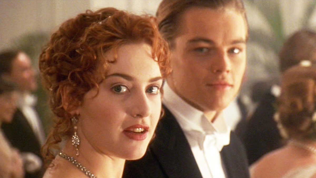 Kate Winslet mit roten Haaren im "Titanic" Während Rose in die Kamera schaut, starrt Leonardo DiCaprio, der Jack spielte, sie an