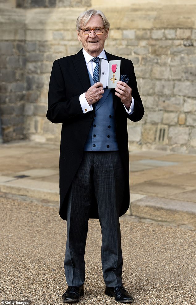 Im vergangenen Dezember wurde Bill von König Charles für seine Verdienste um die Schauspielerei nach mehr als 60 Jahren bei Corrie mit dem Order of the British Empire (OBE) ausgezeichnet