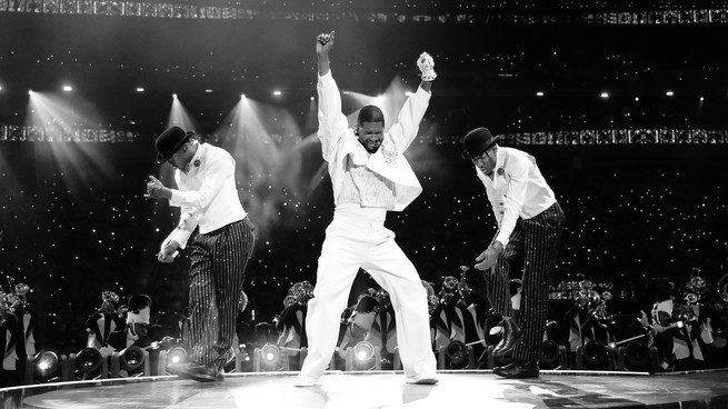 Usher tanzt bei der Halbzeitshow des Super Bowl