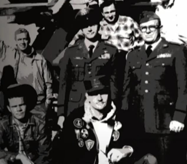 Leutnant Bob Jacobs, in der Mitte und unten, abgebildet mit seiner Crew.  Jacobs berichtete 1982 in der Presse über seine Sichtung, wurde jedoch wegen seiner Behauptungen verspottet und bedroht