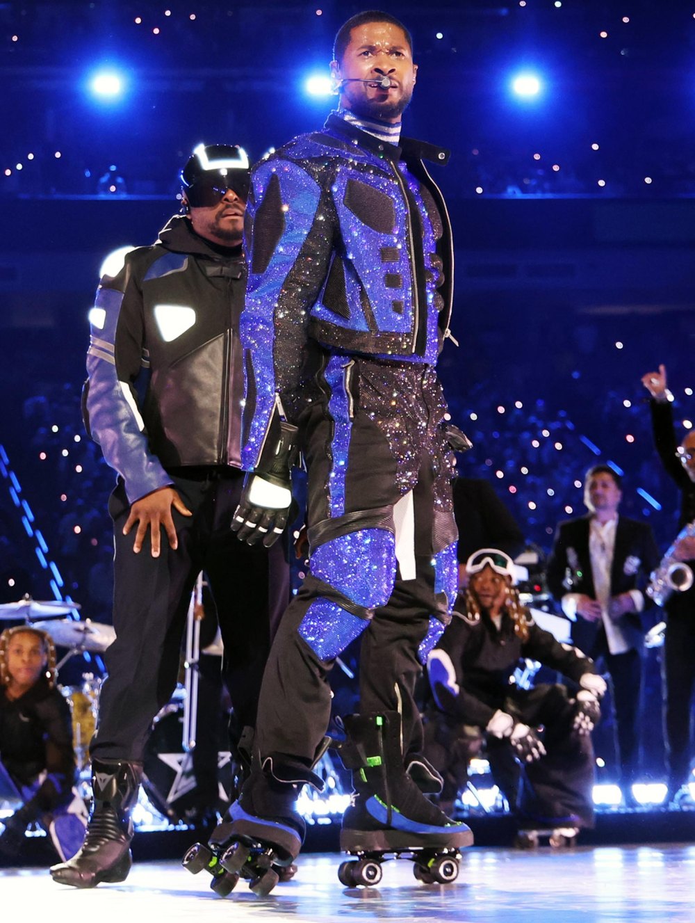Usher arbeitet mit Off White zusammen, um einen schillernden blauen und schwarzen Rollschuh-Look für den Super Bowl zu entwerfen