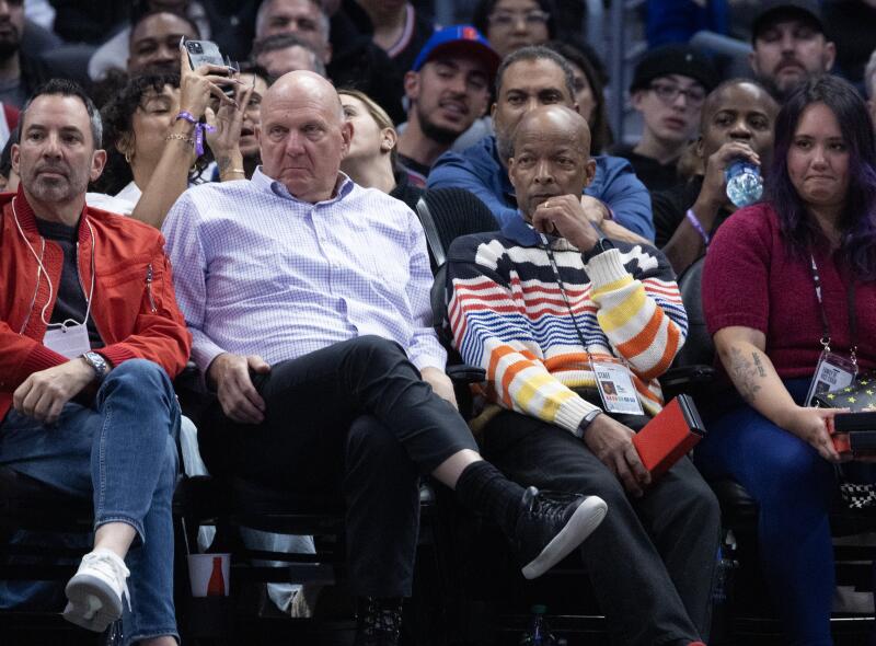 Clippers-Besitzer Steve Ballmer, Zweiter von links, schaut zu, wie die Clippers ihre Niederlage einstecken.