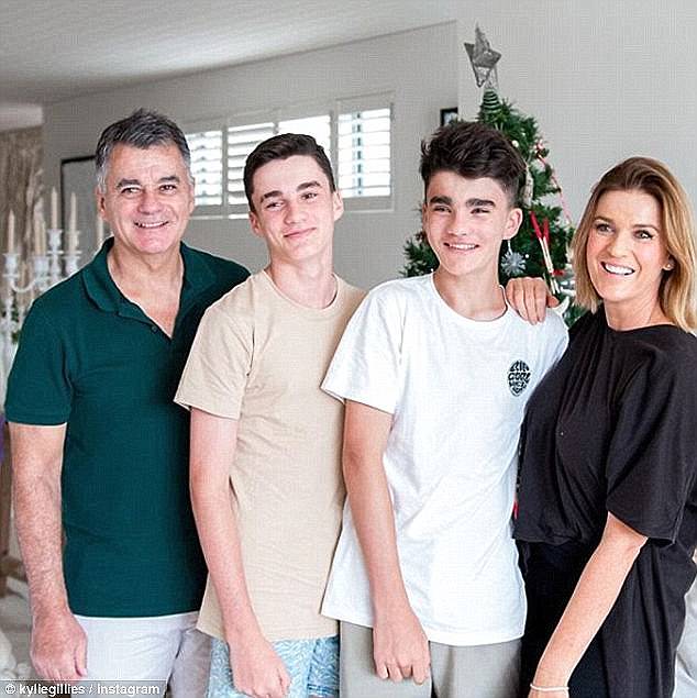 Kylie heiratete 1989 den Chefredakteur der Australian Associated Press, Tony, und sie sind stolze Eltern von zwei Söhnen, Gus, 21, und Archie, 19