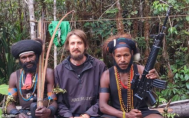 Separatistische Rebellen in der indonesischen Region Papua haben zuvor ein erschreckendes Video veröffentlicht, das zu zeigen scheint, wie sie Waffen an den Kopf von Herrn Mehrtens halten, einem gefangenen Piloten
