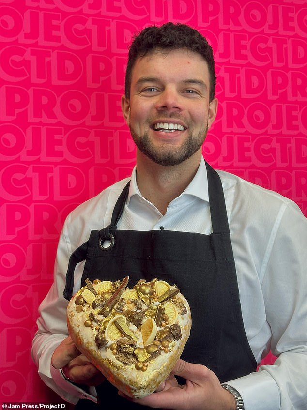 Matt Bond, Creative Director von Project D, hält den goldenen herzförmigen Donut in der Hand