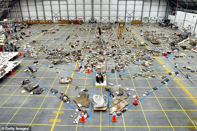 Trümmer des Columbia Space Shuttle liegen am 15. Mai 2003 im Kennedy Space Center, Florida, auf dem Boden des RLV-Hangars