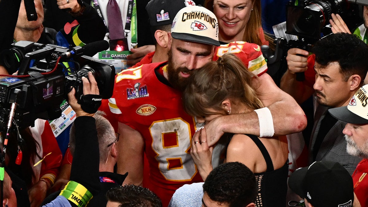 Travis Kelce küsst Taylor Swift nach dem Super Bowl