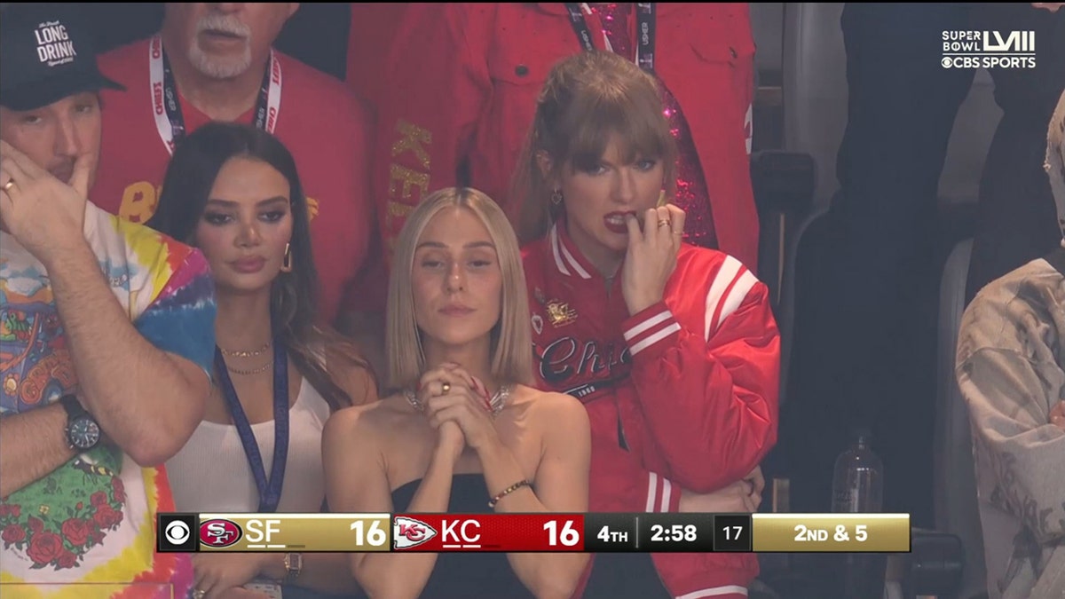 Taylor Swift kaute auf der Tribüne beim Super Bowl LVIII an ihren Nägeln