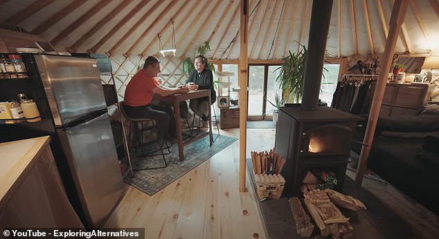 In „Exploring Alternatives“ auf YouTube stellen Joe und Leah einige Räume im offenen Haus vor, darunter die Küche, den Essbereich, den offenen Kleiderschrank und ihr Bett