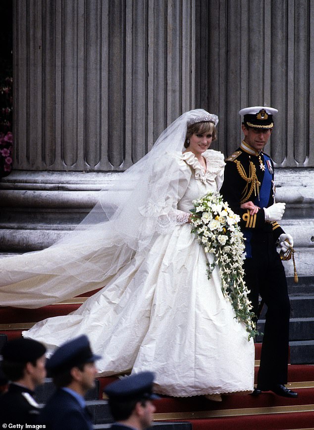 Das spektakuläre Brautkleid, das Diana 1981 trug, hatte eine 25 Fuß lange Schleppe und 10.000 Perlen (siehe Abbildung oben).
