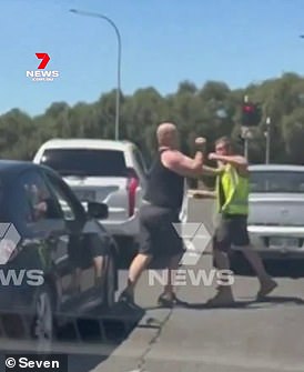 Zwei Männer gerieten beim Warten an einer Kreuzung in Adelaide in eine Schlägerei