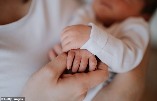 Händchenhalten ist von Geburt an ein instinktiver Akt, um unsere Mütter leichter festhalten zu können.  Ein Neugeborenes greift reflexartig, wenn Sie seine Handfläche berühren