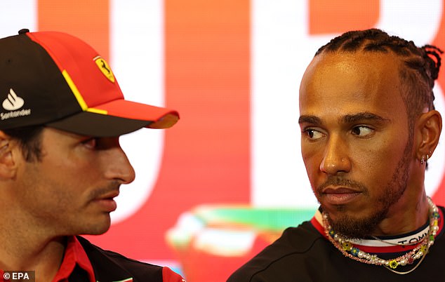 Lewis Hamilton, der vor der Saison 2025 zu Ferrari wechselt und den Platz von Sainz einnimmt, war bei der Enthüllung nicht anwesend