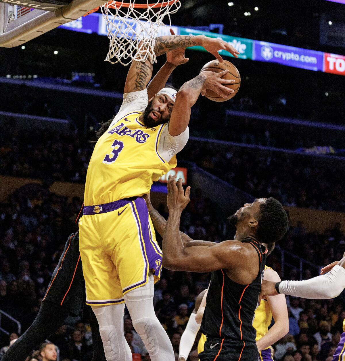 Lakers-Stürmer Anthony Davis verschafft sich bei einem Defensivrebound gegen Shake Milton in der ersten Halbzeit eine Innenposition.