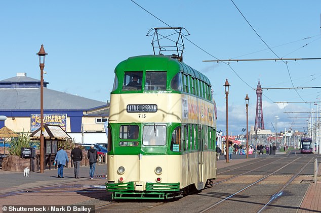 Oben ist eine der Oldtimer-Straßenbahnen von Blackpool entlang der Promenade abgebildet